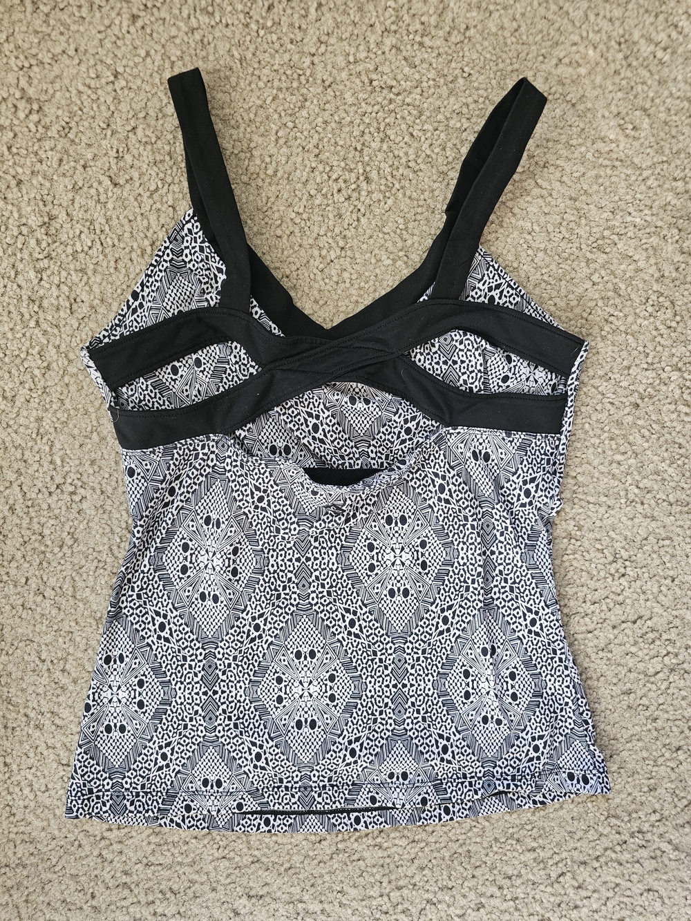 Black & White Printed V-Neck Athletic Top - Picture 4 of 5